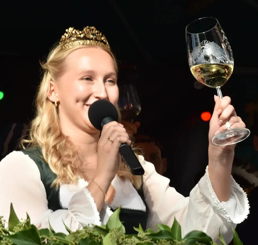 Antonia Boden zur neuen Weinkönigin in Leutesdorf gekrönt