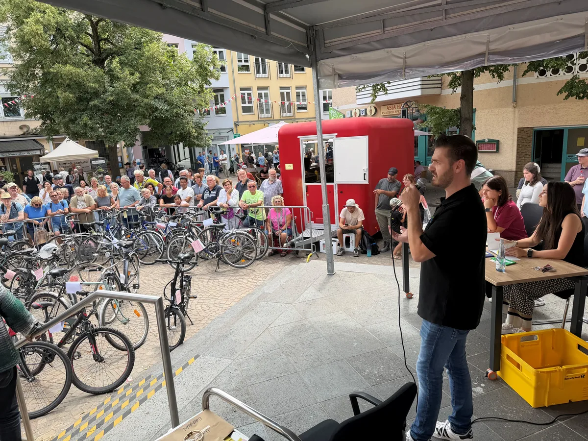Spannende Bietrunde bei der Fundsachenversteigerung beim Jakobsmarkt