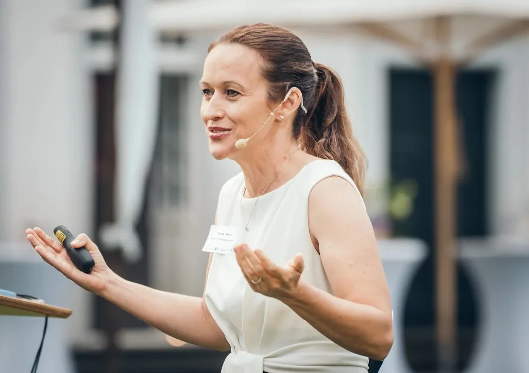 Jetpilotin Nicola Winter plädiert für Mut und Innovationskraft