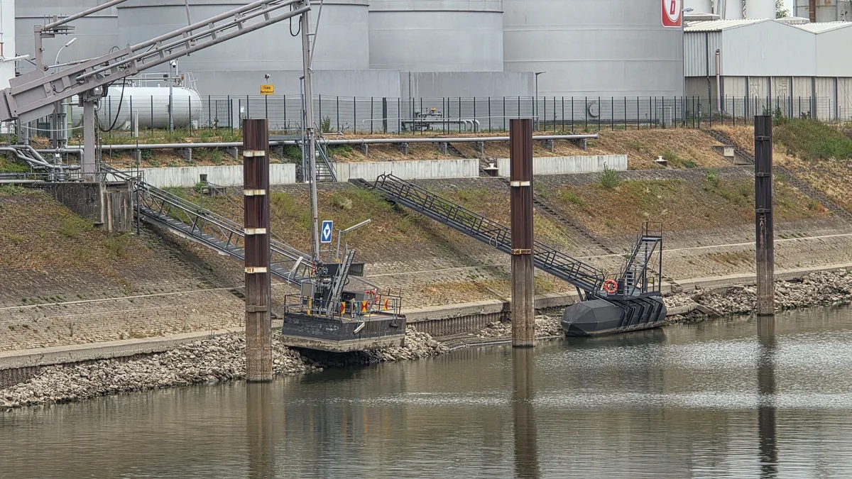 Niedrigwasser setzt den Andernacher Rheinhafen unter Druck